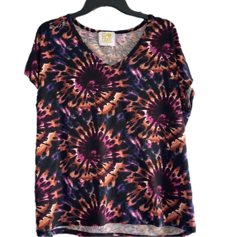 Soft Peace Love and Cake top S